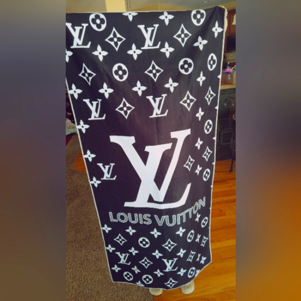 Louis Vuitton Monogram Black and White Towel